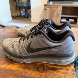 Nike Men's Black and Gray Athletic Shoes